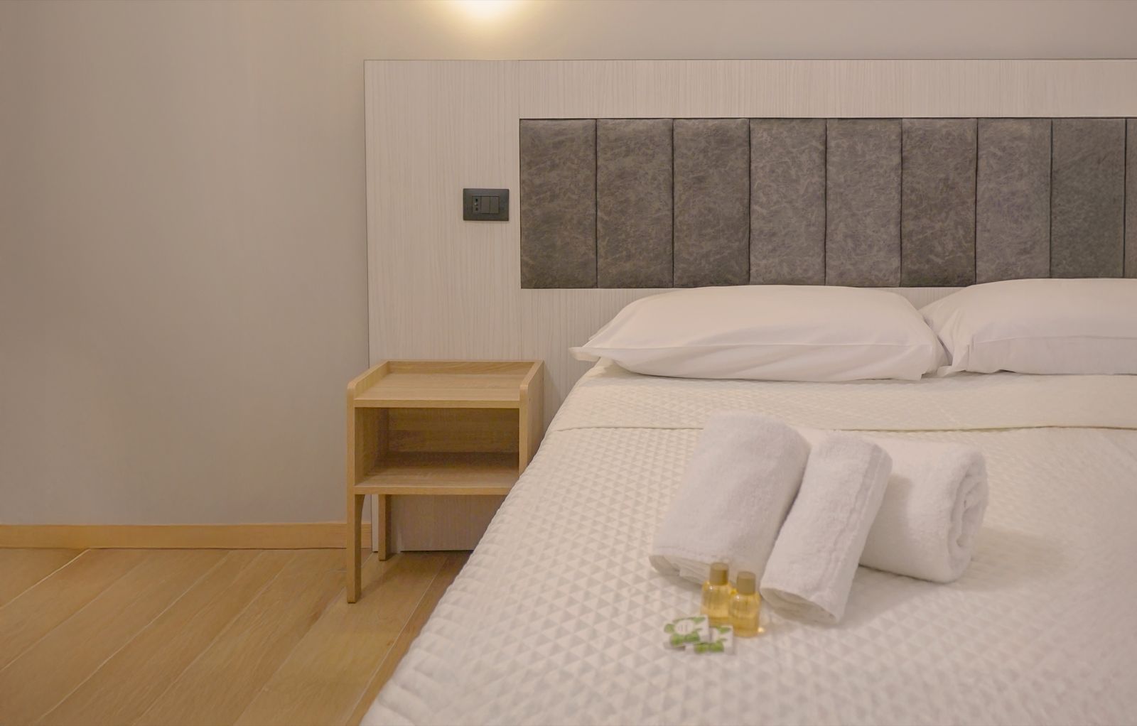 Camera con letto matrimoniale, asciugamani e set di cortesia