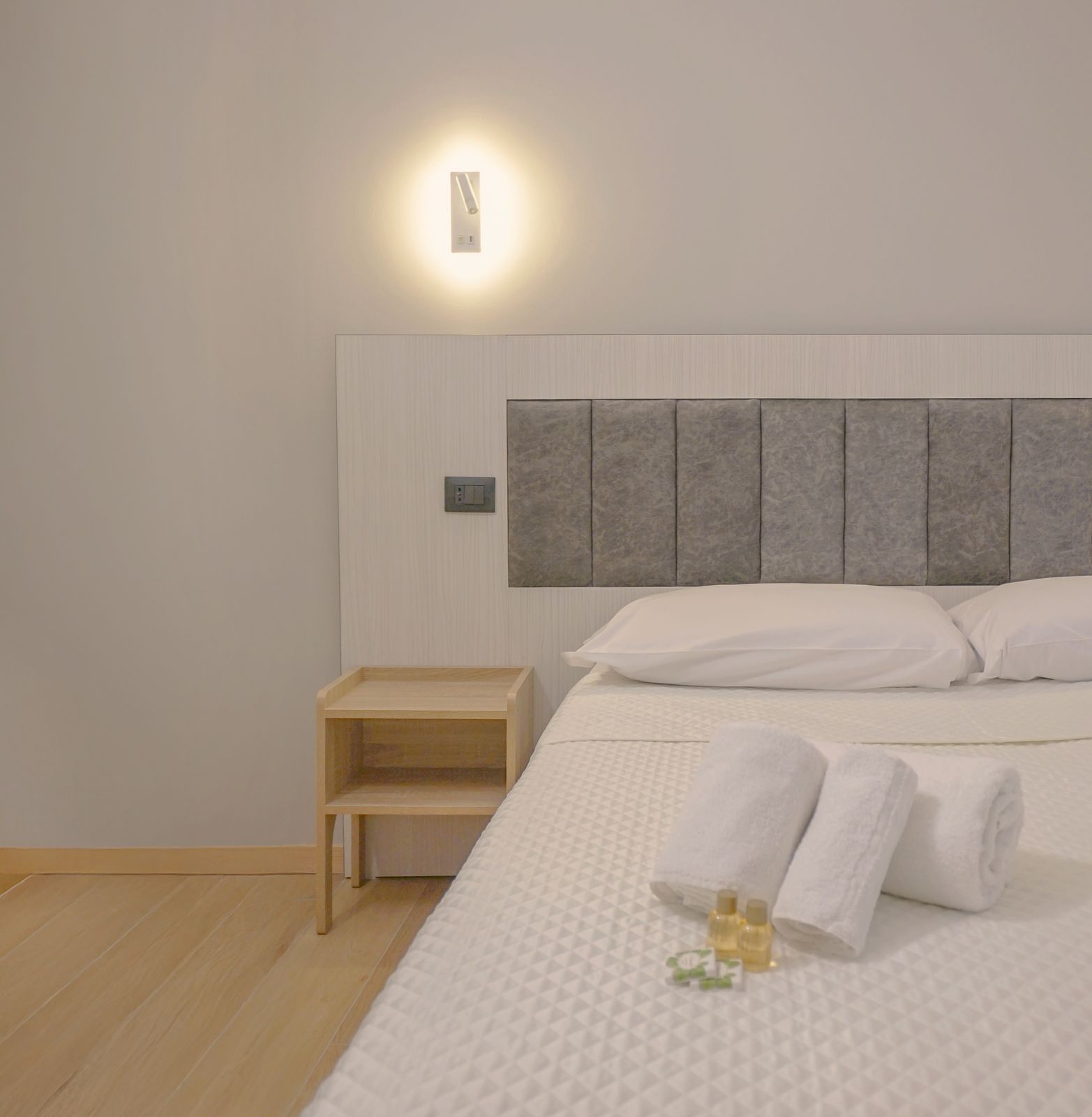 Letto matrimoniale della suite con comodino